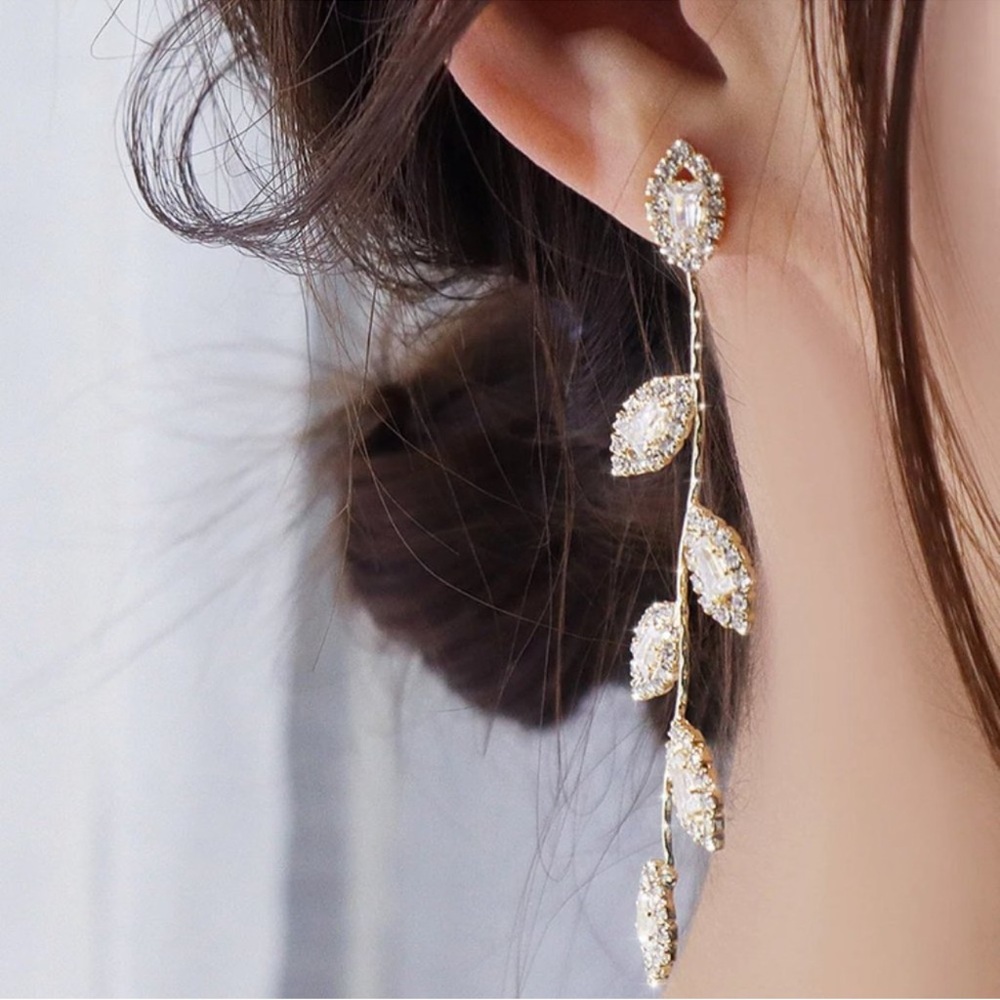 ✨ Elegant Gold Leaf Drop Earrings – Lightweight & Brand New ✨